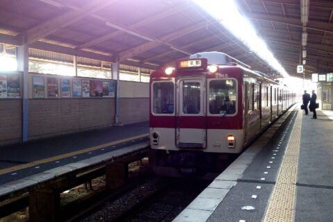 近鉄天理駅に乗り入れる京都行きの急行電車