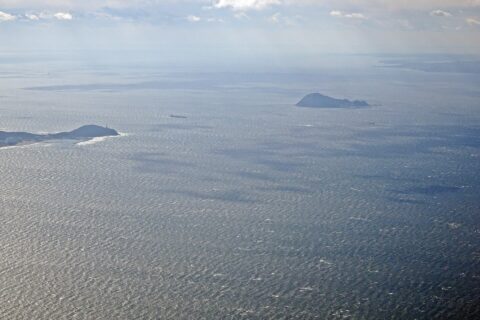 神島と伊良湖岬の海峡