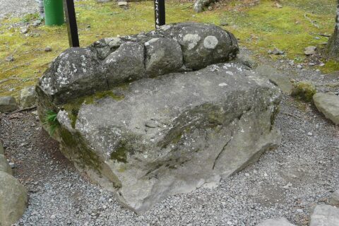 静岡県熱海市伊豆山にある伊豆山神社の頼朝・政子腰掛石