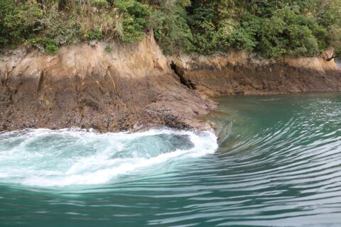 能島の潮流（愛媛県今治市）。