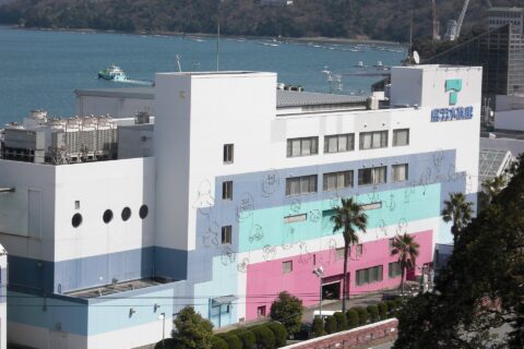 This is a photo of Toba Aquarium, which is located in Toba, Mie, Japan. This was taken from Toba castle site.