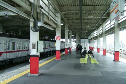 Platforms 4 and 5 at Tōbu-Dōbutsu-Kōen Station in Saitama Prefecture, Japan