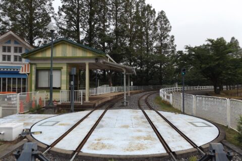 ​埼玉県南埼玉郡宮代町の東武動物公園内にある「太陽の恵み鉄道パークライン」の東ゲート駅。 パークライン東端の駅で、その名の通り東ゲートの最寄り駅である。