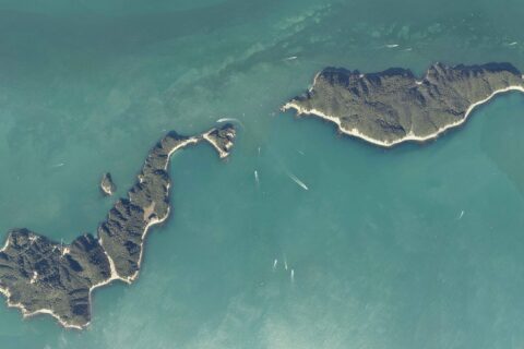 友ヶ島（和歌山県和歌山市）の空中写真。CKK20215-C5-6からCKK20215-C5-14、CKK20215-C7-4からCKK20215-C7-14の合計20枚を合成作成。