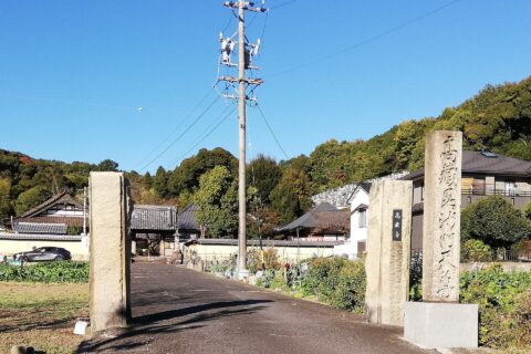 春日井市高蔵寺町北にある燈明山髙蔵寺。寺号標と参道。