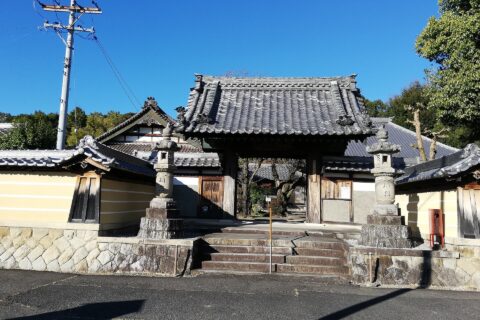 春日井市高蔵寺町北にある燈明山髙蔵寺。山門。