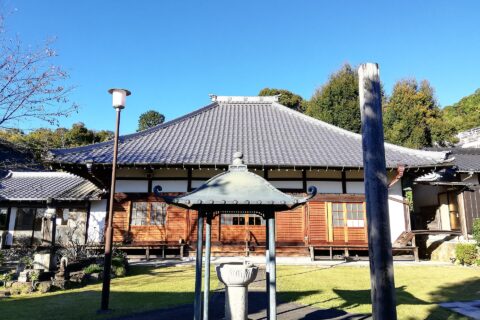 春日井市高蔵寺町北にある燈明山髙蔵寺。本堂。