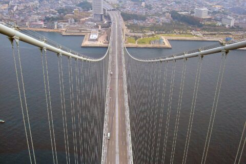 明石海峡大橋の高張力ケーブル材料に新日本製鐵が開発した鉄材料が利用されている