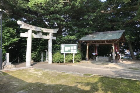 菊池神社の鳥居と手水舎