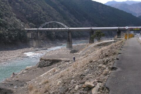 十津川第一発電所水路橋 (奈良県十津川村野尻)手前は台風による災害で被災した村営住宅の跡地