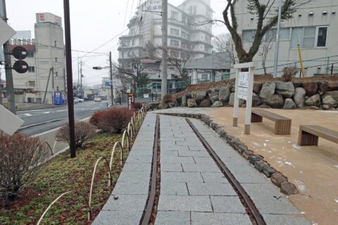 東武伊香保軌道線で使われていたデハ27電車が保存されている「峠の公園」 このレールが敷いてある付近にかつての軌道があった