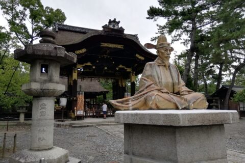 豊国神社の唐門と豊臣秀吉像。
