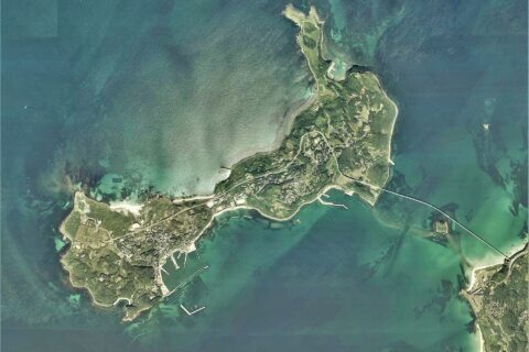 角島（山口県下関市）の空中写真。CCG20081X-C9-2からCCG20081X-C9-6、CCG20081X-C10-2からCCG20081X-C10-6、CCG20081X-C11-2からCCG20081X-C11-6の合計15枚を合成作成。