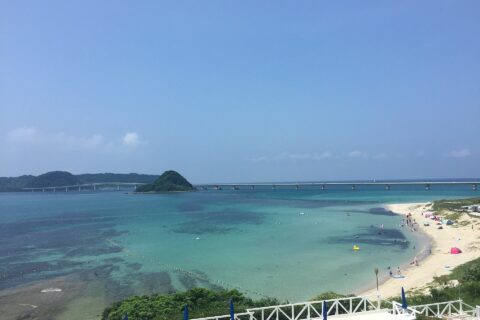 砂浜と角島大橋