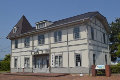 福井県敦賀市港町1-25にある敦賀鉄道資料館（旧敦賀港駅舎）。