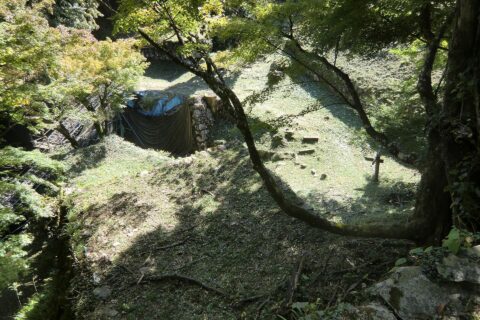 津和野城（津和野町）の東門を守備する三段櫓跡。最上段（手前）から中段・下段（左奥）を撮影。