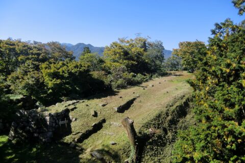 津和野城（津和野町）の三の丸（西側）。左手前が西門跡、中央が馬立場跡、右奥が台所跡。