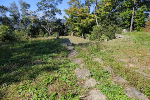 ​津和野城（津和野町）の台所排水路跡。奥は海老櫓跡。