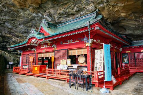 宮崎県日南市にある鵜戸神宮の本殿。海蝕洞の内部に建立されている。