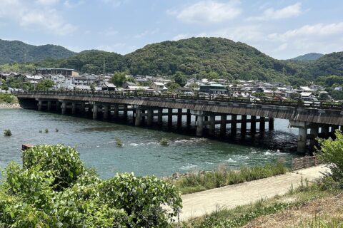 ​宇治橋を宇治川左岸から写した写真