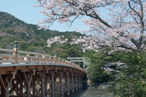 ​日本の三重県伊勢市にある皇大神宮の入り口にある宇治橋。