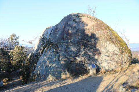 苗木城址の天守展望台付近にある馬洗い岩、岐阜県中津川市