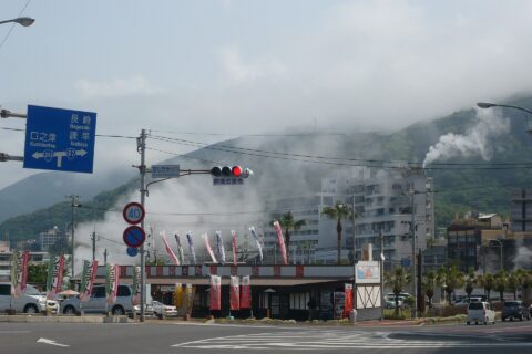 小浜温泉遠景。湯煙が立ち上る
