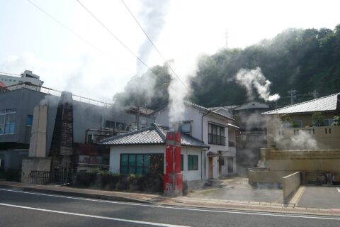 ​小浜温泉。町中のあちこちからこのように湯けむりが立ち上る