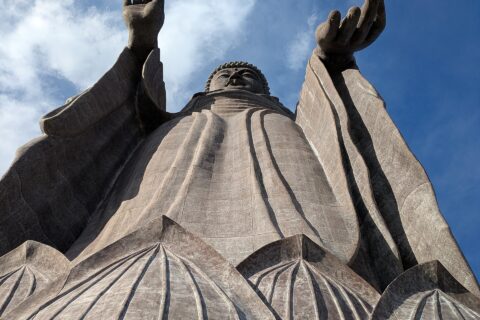 足元から見上げた牛久大仏の写真