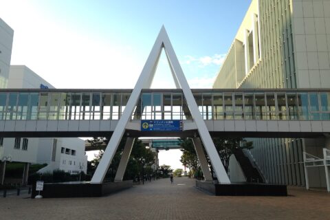 ​福岡サンパレスと福岡国際会議場の間より博多埠頭方面を望む