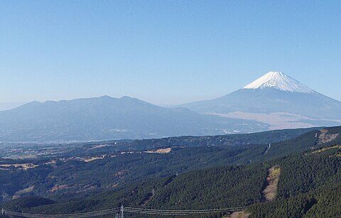 ​静岡県の十国峠から西-北方向を望む。中央付近が愛鷹山と富士山、右が箱根山。
