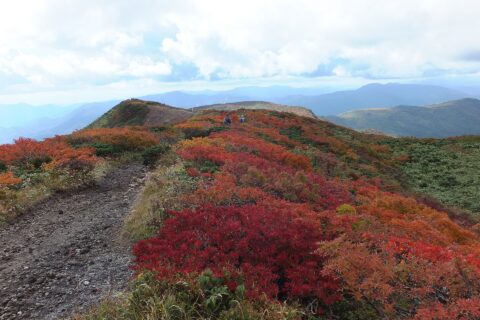 栗駒山の山頂部から南南西を望む