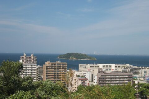 横須賀市の平和中央公園から東京湾を望む