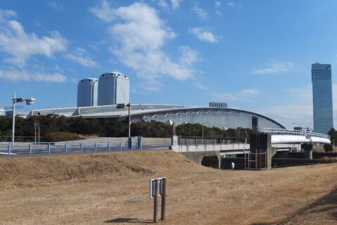 幕張メッセとワールドビジネスガーデン、APAホテル東京ベイ幕張。メッセ大橋より