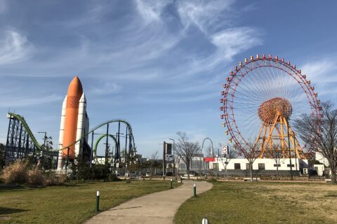 ​北九州市立いのちのたび博物館前より望むスペースワールド