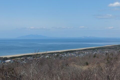 ​大森山から見た男鹿半島の眺め。稜線の左側のピークは真山をはじめとする男鹿三山。右側のピークは寒風山である。