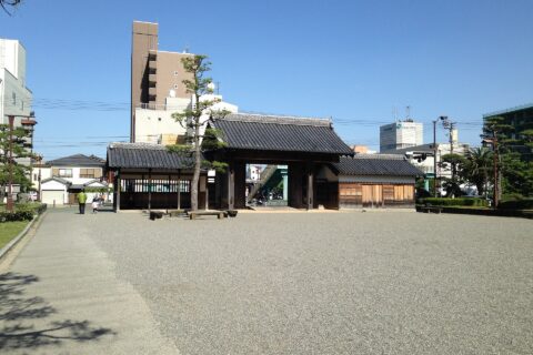 城内側より望む徳島城の鷲の門