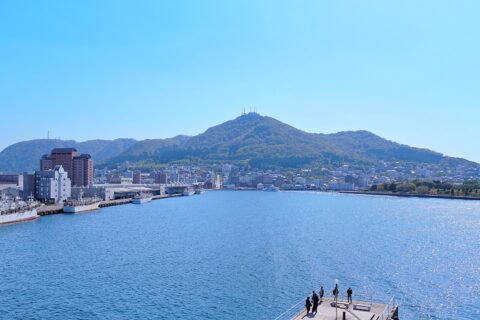 臥牛山とも称される函館山の山容。函館市青函連絡船記念館摩周丸の船上より撮影