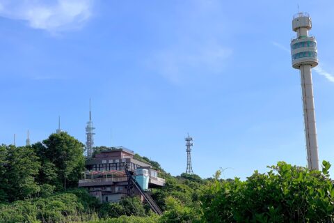 弥彦山の電波塔群とクライミングカー、パノラマタワー（2020年6月）