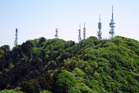 弥彦山の送信塔群