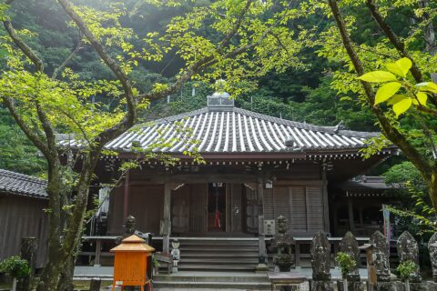 徳島県海部郡美波町にある四国八十八箇所 第23番札所の薬王寺。大師堂
