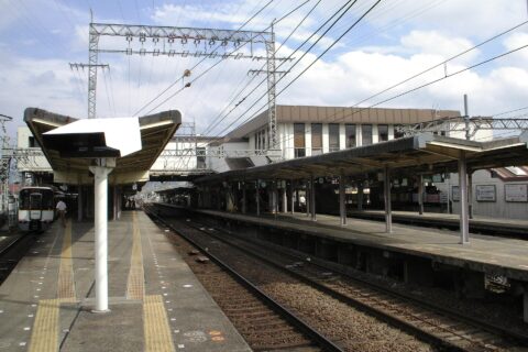 大和西大寺駅プラットホーム