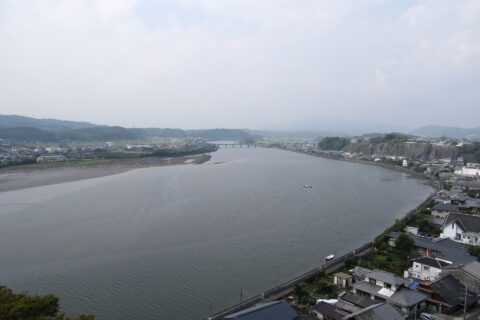 ​大分県杵築市を流れる八坂川（杵築城跡から上流方向を撮影）。