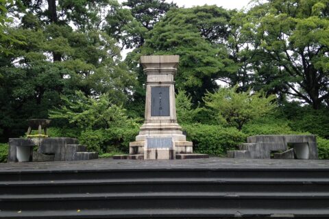 駿府城公園・やすらぎの塔