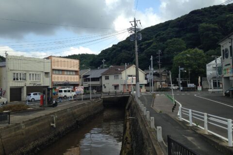 朝市橋より望む呼子川(上流側)