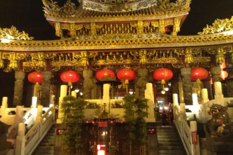 横浜の関帝廟（夜の飾りつけ）