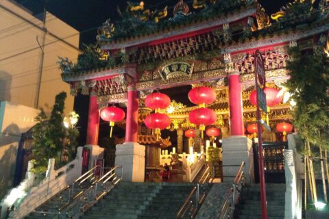 横浜の関帝廟の門（夜、飾りつけ）
