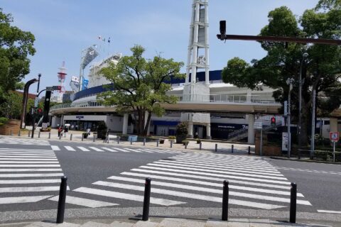 公園内の横浜スタジアム