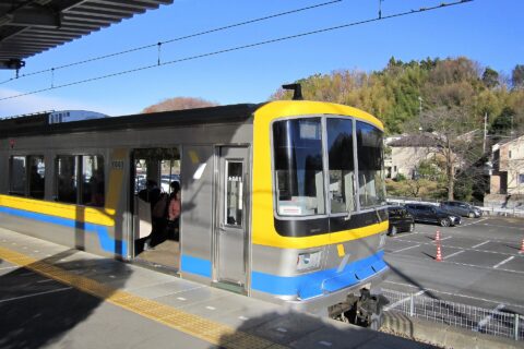 ​こどもの国駅に停車中の横浜高速鉄道Y001