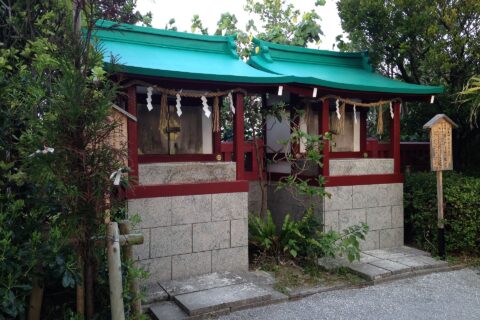 波上宮境内・世持神社(左)と浮島神社(右)